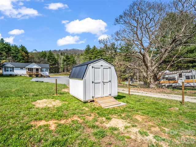 29 Kanes Drive, Hendersonville, NC 28739