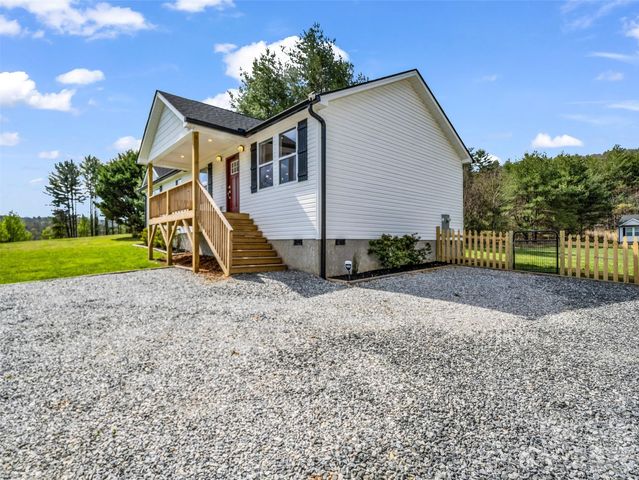 29 Kanes Drive, Hendersonville, NC 28739