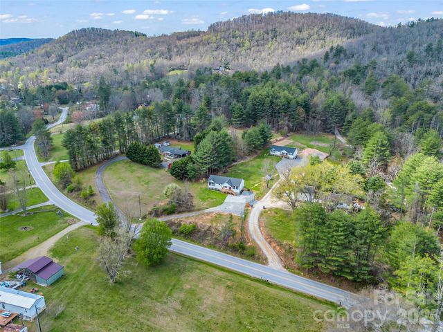 29 Kanes Drive, Hendersonville, NC 28739
