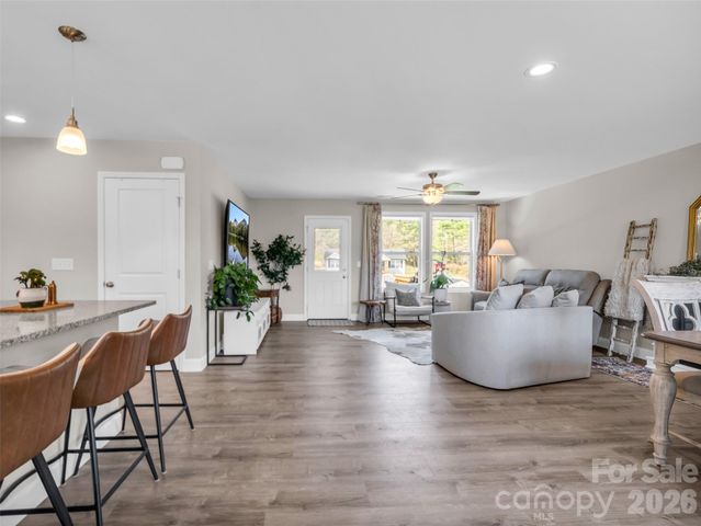 29 Kanes Drive, Hendersonville, NC 28739