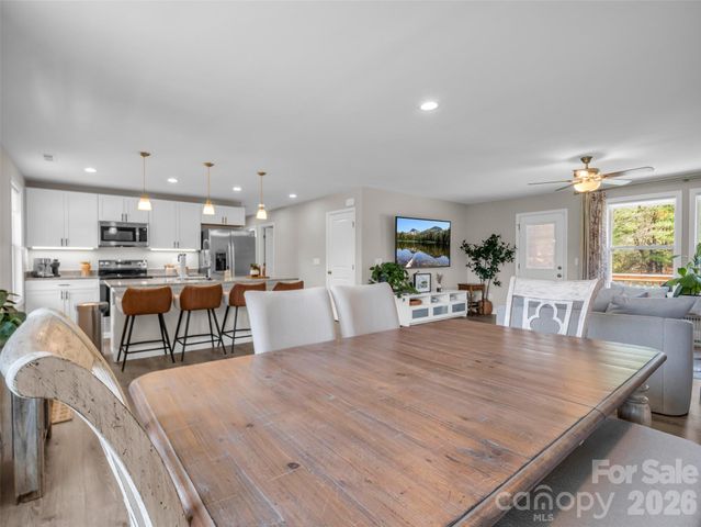 29 Kanes Drive, Hendersonville, NC 28739
