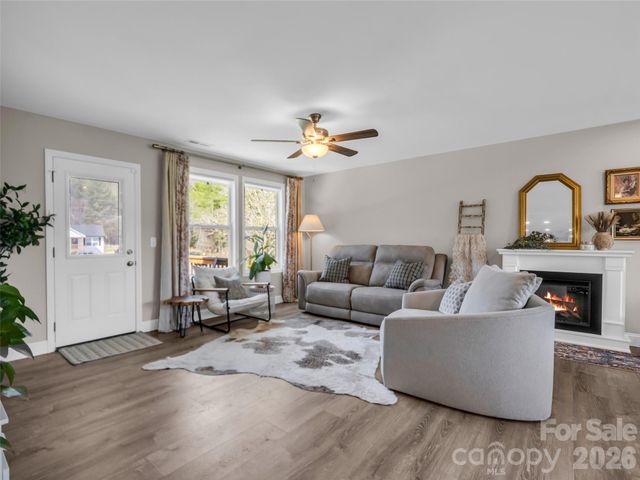 29 Kanes Drive, Hendersonville, NC 28739