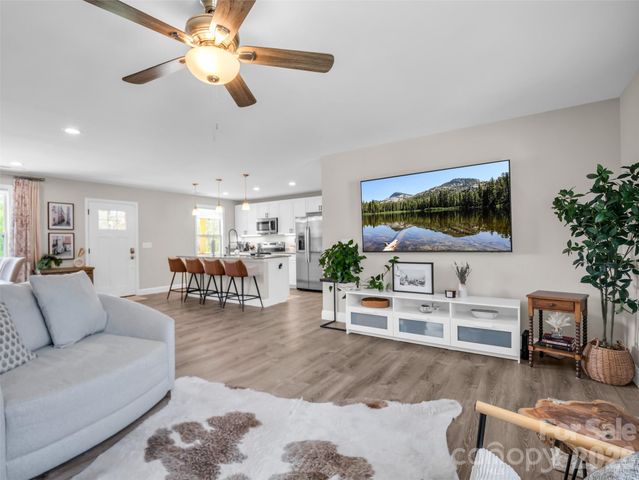 29 Kanes Drive, Hendersonville, NC 28739