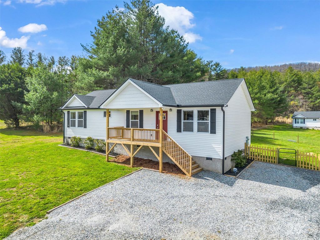 29 Kanes Drive, Hendersonville, NC 28739