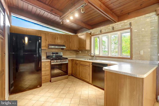 3020 PINE SPRING RD, Falls Church, VA 22042
