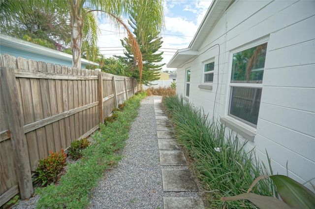 7325 10TH STREET N, St Petersburg, FL 33702