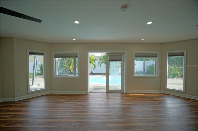 7325 10TH STREET N, St Petersburg, FL 33702