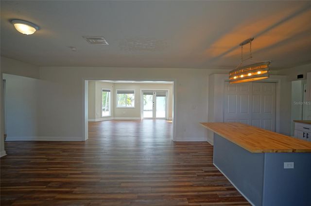 7325 10TH STREET N, St Petersburg, FL 33702