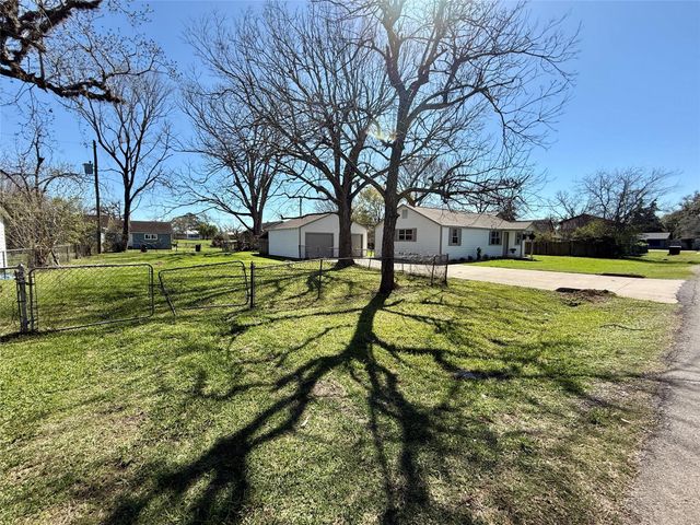 111 4th Street, Brazoria, TX 77422