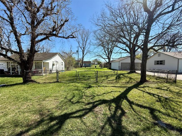 111 4th Street, Brazoria, TX 77422