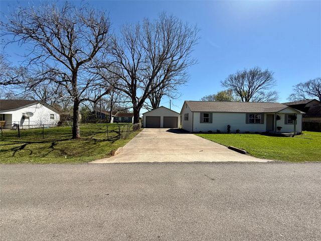 111 4th Street, Brazoria, TX 77422
