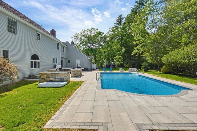 5 Hickory Dr, Medfield, MA 02052