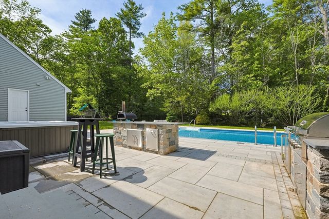 5 Hickory Dr, Medfield, MA 02052