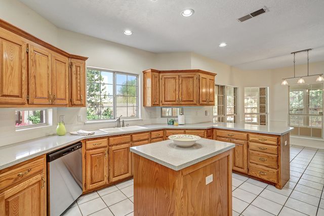10015 Petra Court NE, Albuquerque, NM 87122