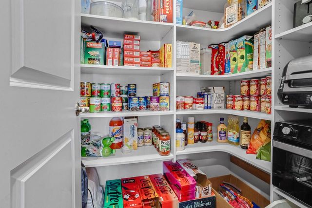 2402 Kiowa DRIVE, Grafton, WI 53024