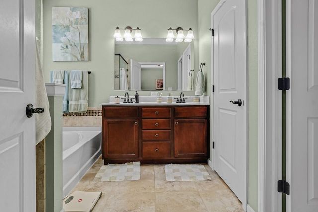 2402 Kiowa DRIVE, Grafton, WI 53024