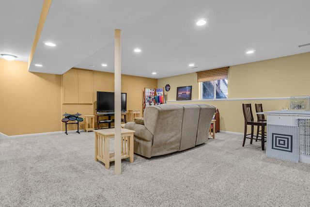 2402 Kiowa DRIVE, Grafton, WI 53024