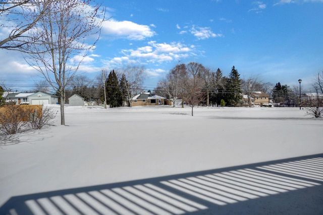 2402 Kiowa DRIVE, Grafton, WI 53024