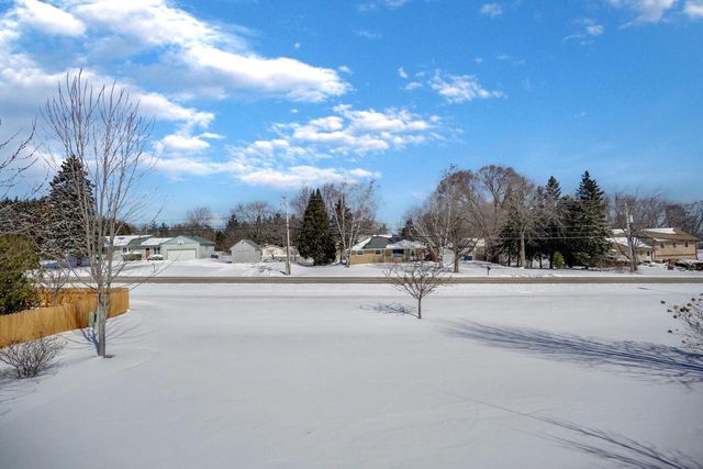 2402 Kiowa DRIVE, Grafton, WI 53024