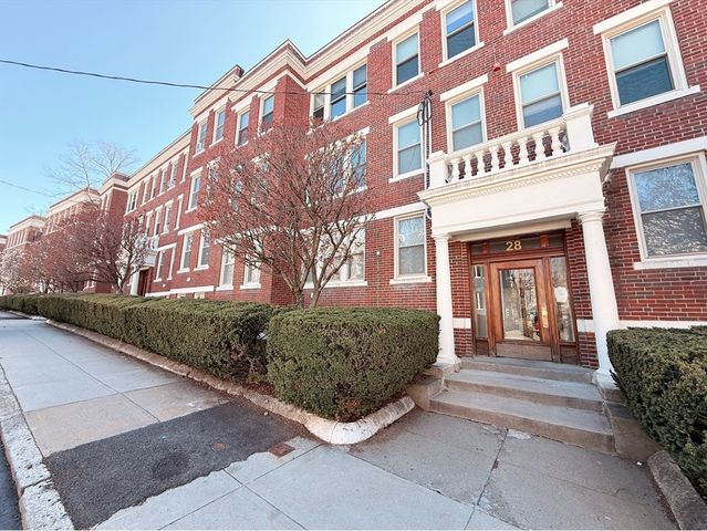 28 Ransom Rd 8, Boston, MA 02135
