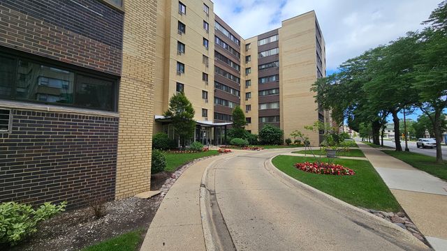 6300 N Sheridan Road 107, Chicago, IL 60660