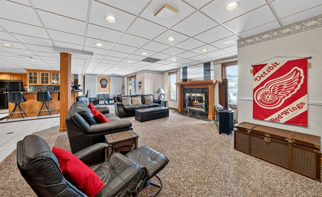 8893 Chestnut Run Drive, Shelby Twp, MI 48317
