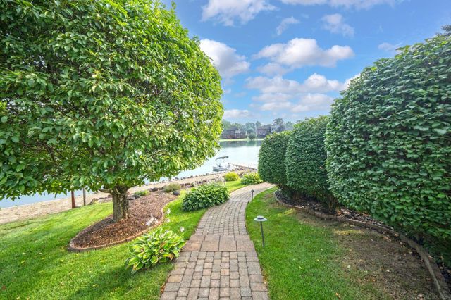 8893 Chestnut Run Drive, Shelby Twp, MI 48317