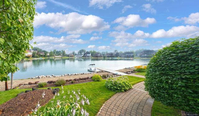 8893 Chestnut Run Drive, Shelby Twp, MI 48317