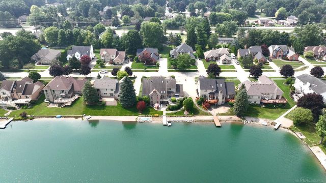 8893 Chestnut Run Drive, Shelby Twp, MI 48317