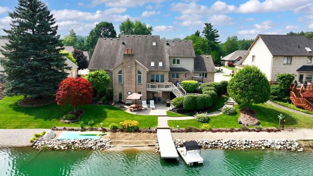 8893 Chestnut Run Drive, Shelby Twp, MI 48317