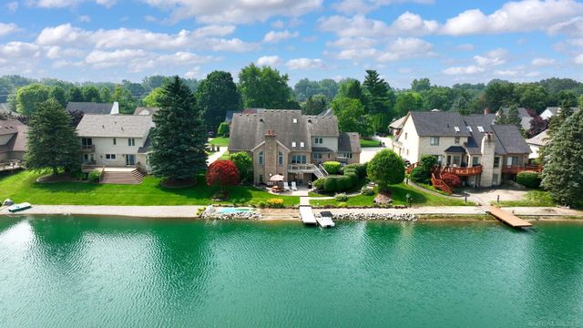 8893 Chestnut Run Drive, Shelby Twp, MI 48317