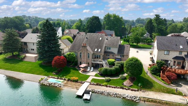 8893 Chestnut Run Drive, Shelby Twp, MI 48317