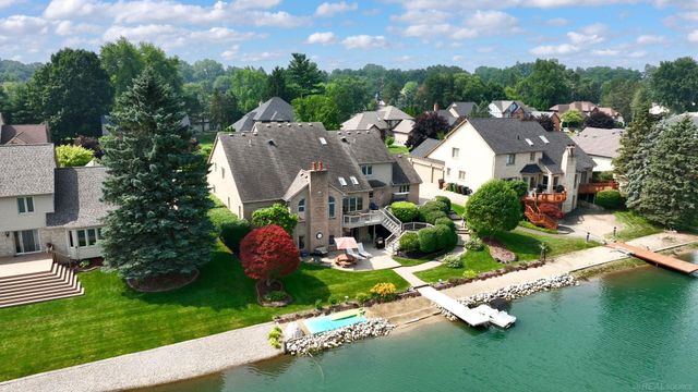 8893 Chestnut Run Drive, Shelby Twp, MI 48317