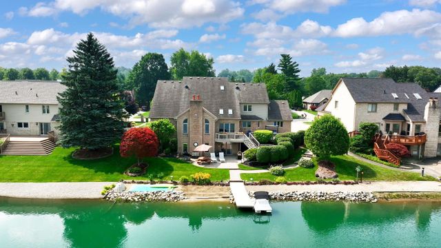 8893 Chestnut Run Drive, Shelby Twp, MI 48317
