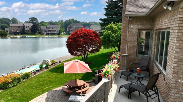 8893 Chestnut Run Drive, Shelby Twp, MI 48317