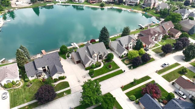 8893 Chestnut Run Drive, Shelby Twp, MI 48317