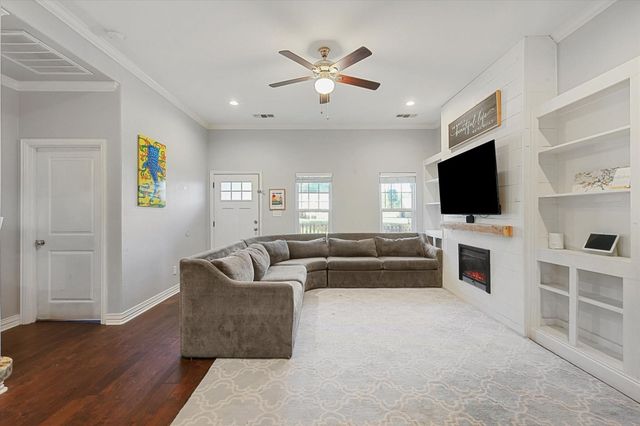 1185 E Jefferson Street, Van Alstyne, TX 75495