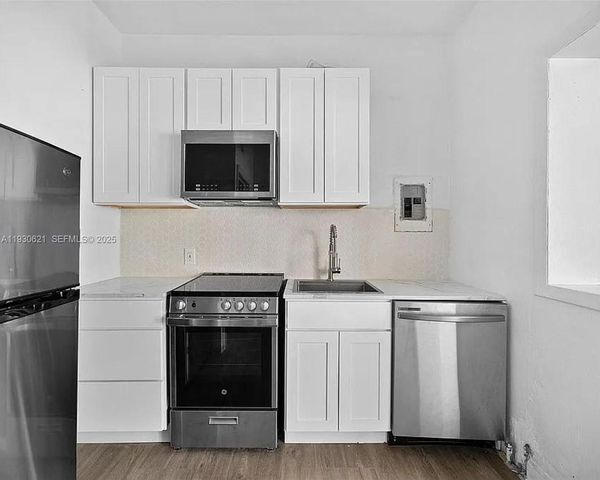 2822 Pine Tree Dr, Miami Beach, FL 33140