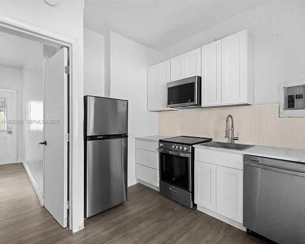 2822 Pine Tree Dr, Miami Beach, FL 33140