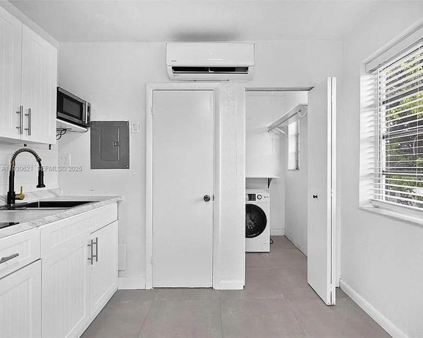 2822 Pine Tree Dr, Miami Beach, FL 33140