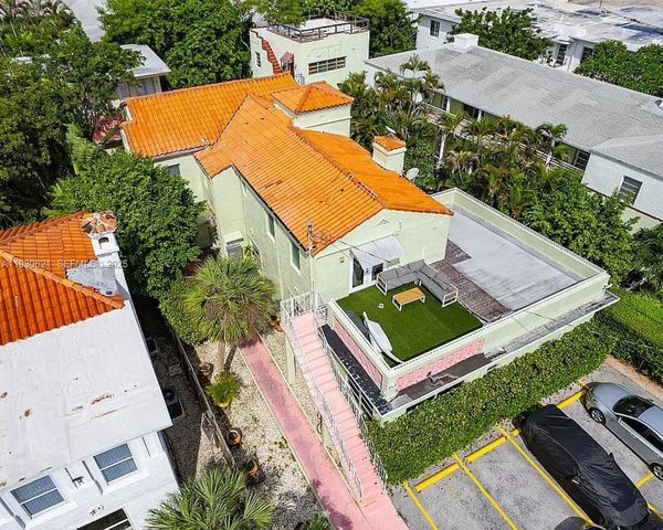 2822 Pine Tree Dr, Miami Beach, FL 33140