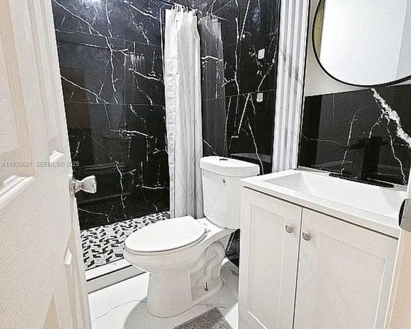 2822 Pine Tree Dr, Miami Beach, FL 33140