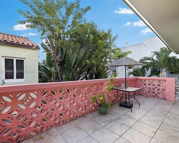 2822 Pine Tree Dr, Miami Beach, FL 33140
