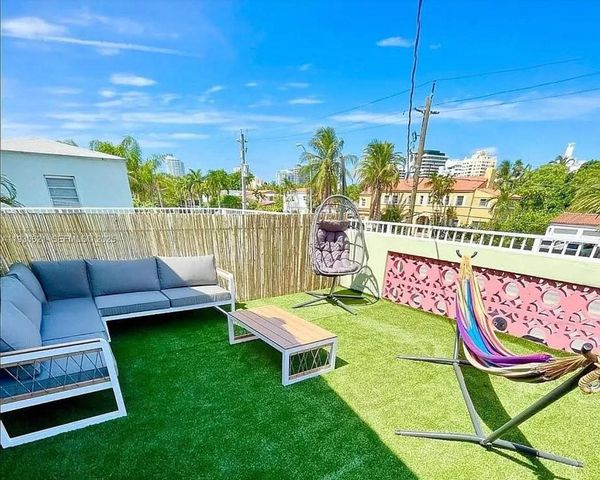 2822 Pine Tree Dr, Miami Beach, FL 33140