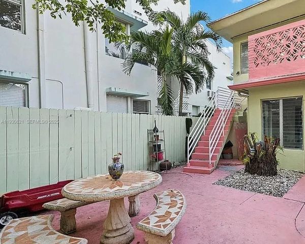 2822 Pine Tree Dr, Miami Beach, FL 33140