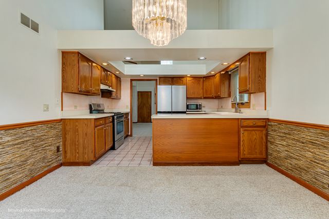 69 N Lambert Road, Glen Ellyn, IL 60137
