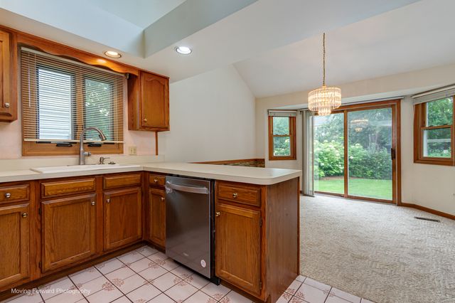 69 N Lambert Road, Glen Ellyn, IL 60137