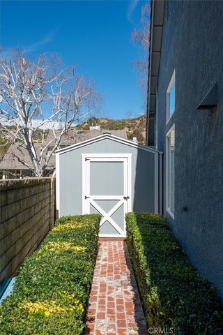 23224 Sherwood, Valencia, CA 91354