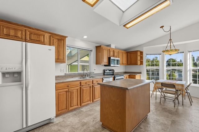 208 NW Creekside Drive, Grants Pass, OR 97526