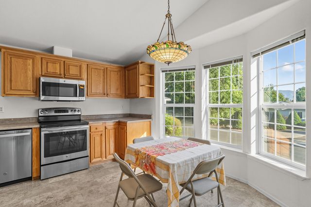 208 NW Creekside Drive, Grants Pass, OR 97526